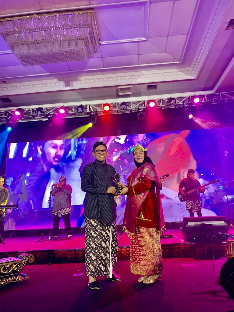 HARUMKAN NAMA DPD RI, SILA NIRMALA RAIH PENGHARGAAN INSAN PR INDONESIA PADA JAMBORE PR INDONESIA.