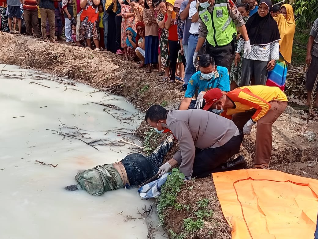 4 Hari Tak Pulang, Pria Pikun Ditemukan TewasTelungkup Diparit Kebun PTPN III 4 Hari Tak Pulang, Pria Pikun Ditemukan TewasTelungkup Diparit Kebun PTPN III