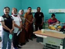 Direktur RSUD Sidikalang, dr Pesalmen Saragih Berikan Bantuan Tali Asih Kepada Awak Media