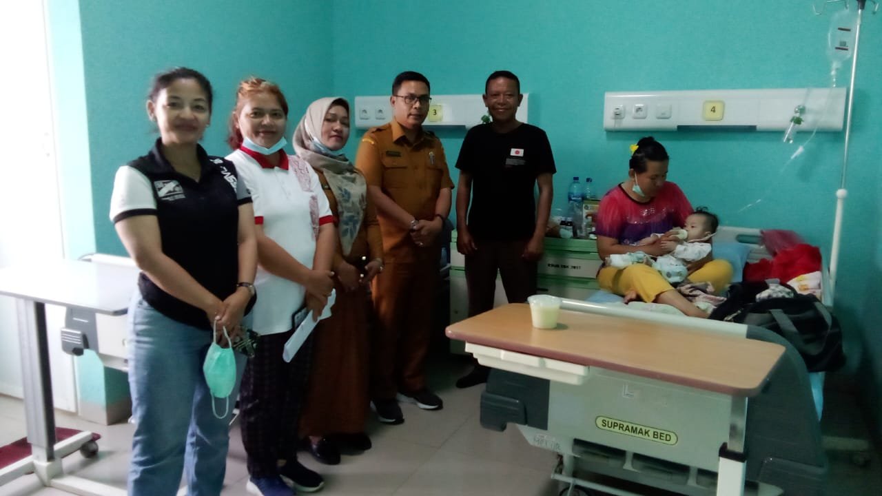Direktur RSUD Sidikalang, dr Pesalmen Saragih Berikan Bantuan Tali Asih Kepada Awak Media