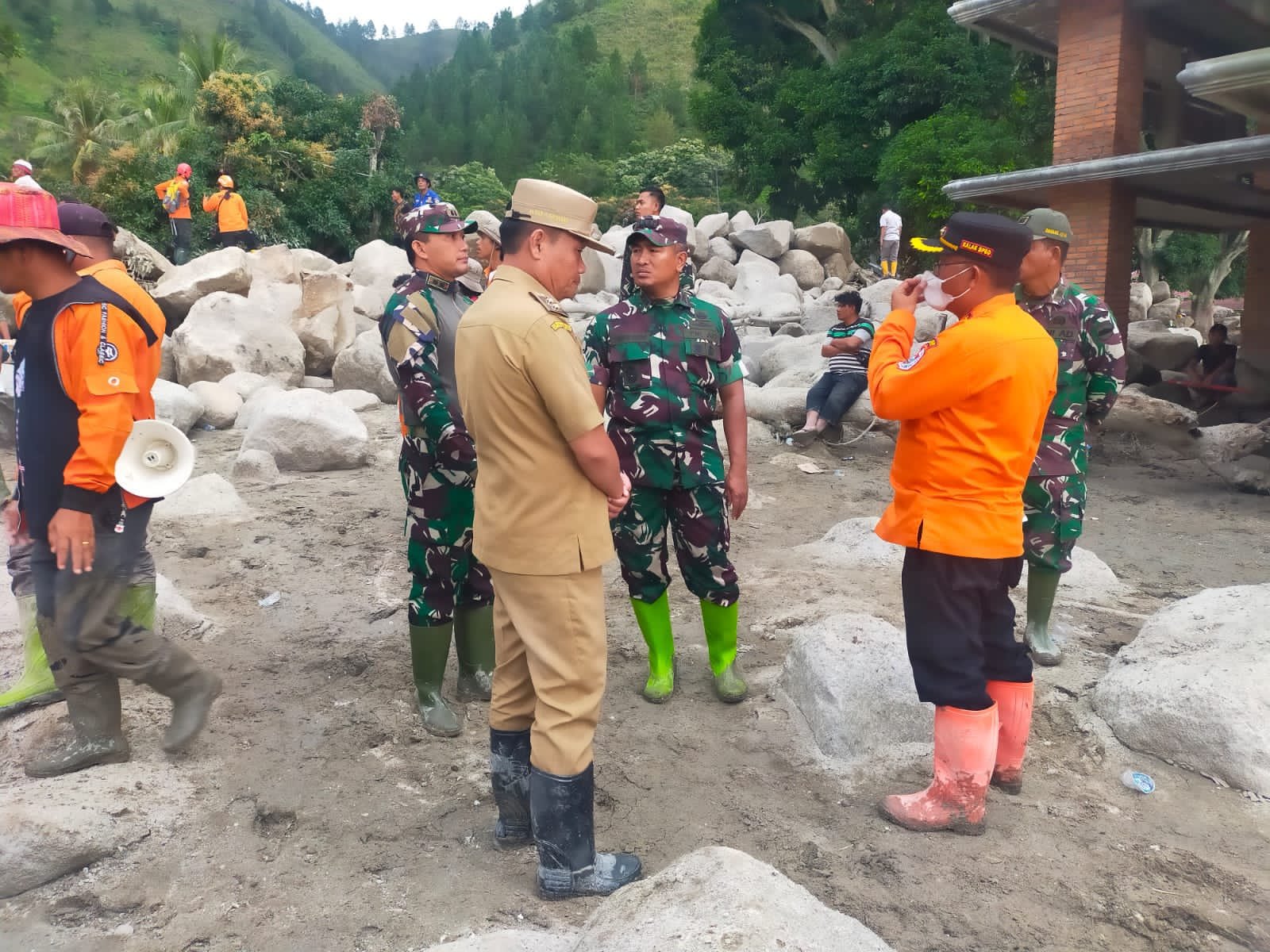 Danrem 023/KS Pimpin Pencarian Korban Bencana Alam Di Desa Simangulampe