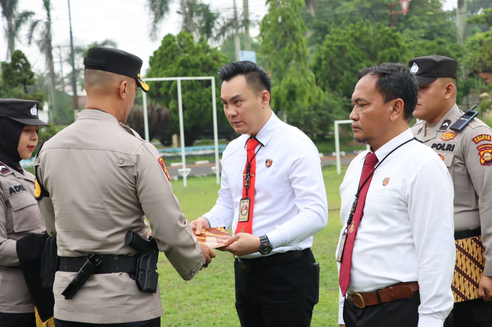 Polres Ogan Ilir Kembali Berikan Penghargaan Kepada Personil Yang Berprestasi Dan Berdedikasi Terhadap Pelaksanaan Tugas