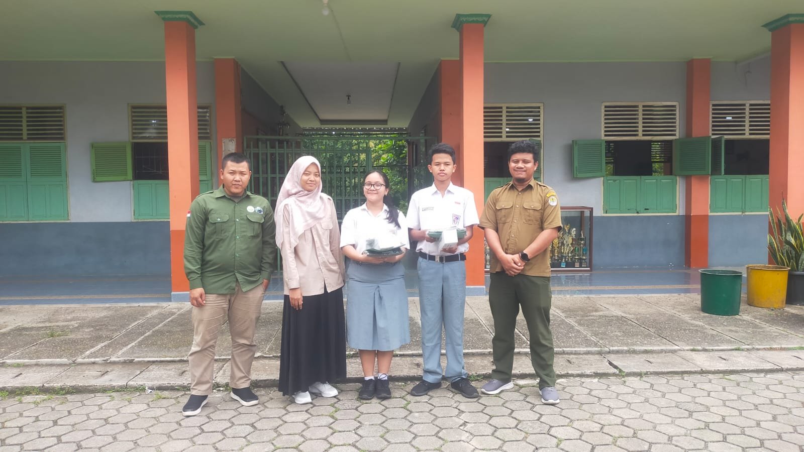 Yokanan dan Frederica Arlis Duta Lingkungan Hidup SMA Xaverius 2 Yokanan dan Frederica Arlis Duta Lingkungan Hidup SMA Xaverius 2