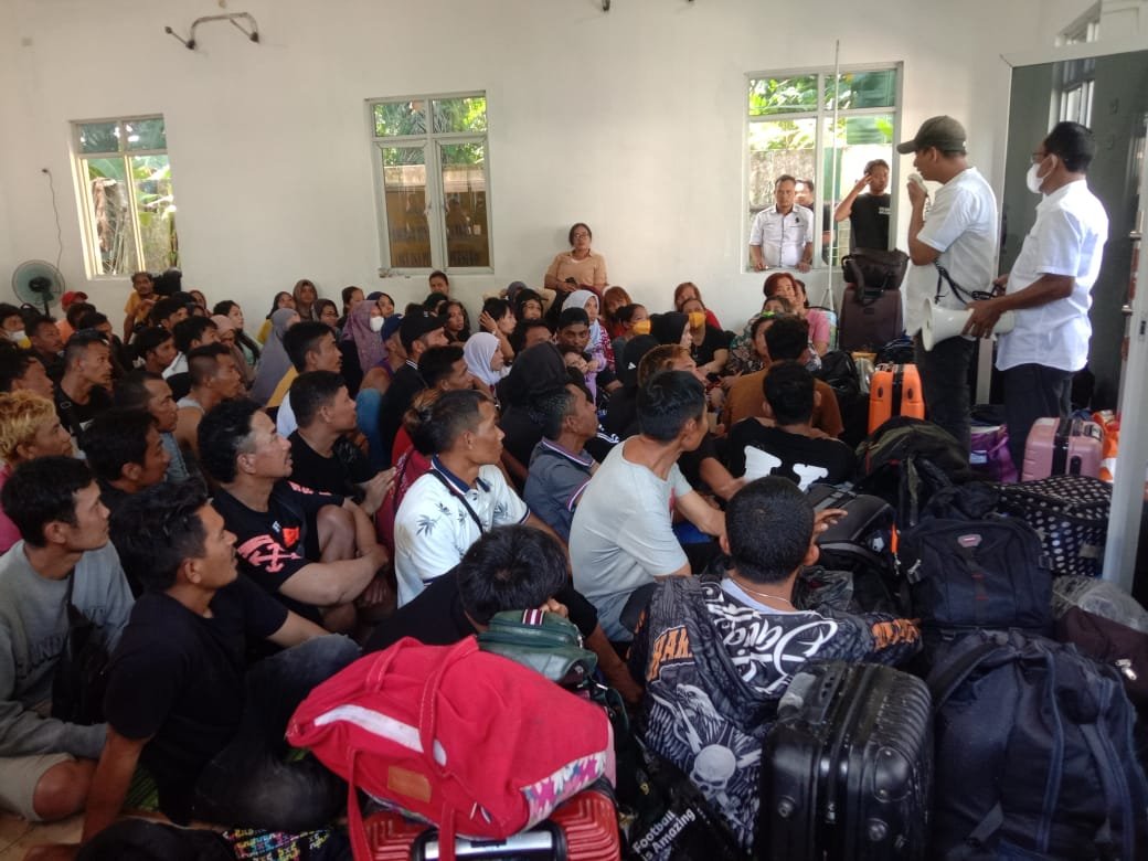 127 TKI Ilegal Naik Kapal Tongkang Pulang Ke Indonesia 127 TKI Ilegal Naik Kapal Tongkang Pulang Ke Indonesia