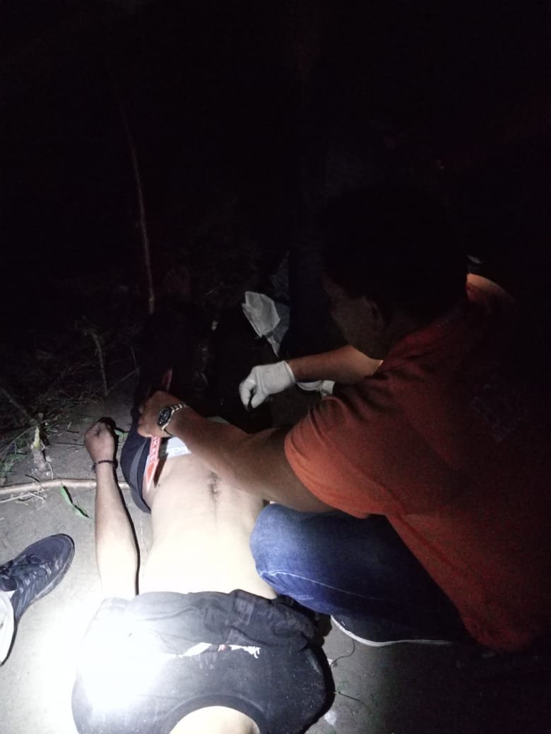 Warga Temukan Mayat Tergantung Di Pohon Warga Temukan Mayat Tergantung Di Pohon