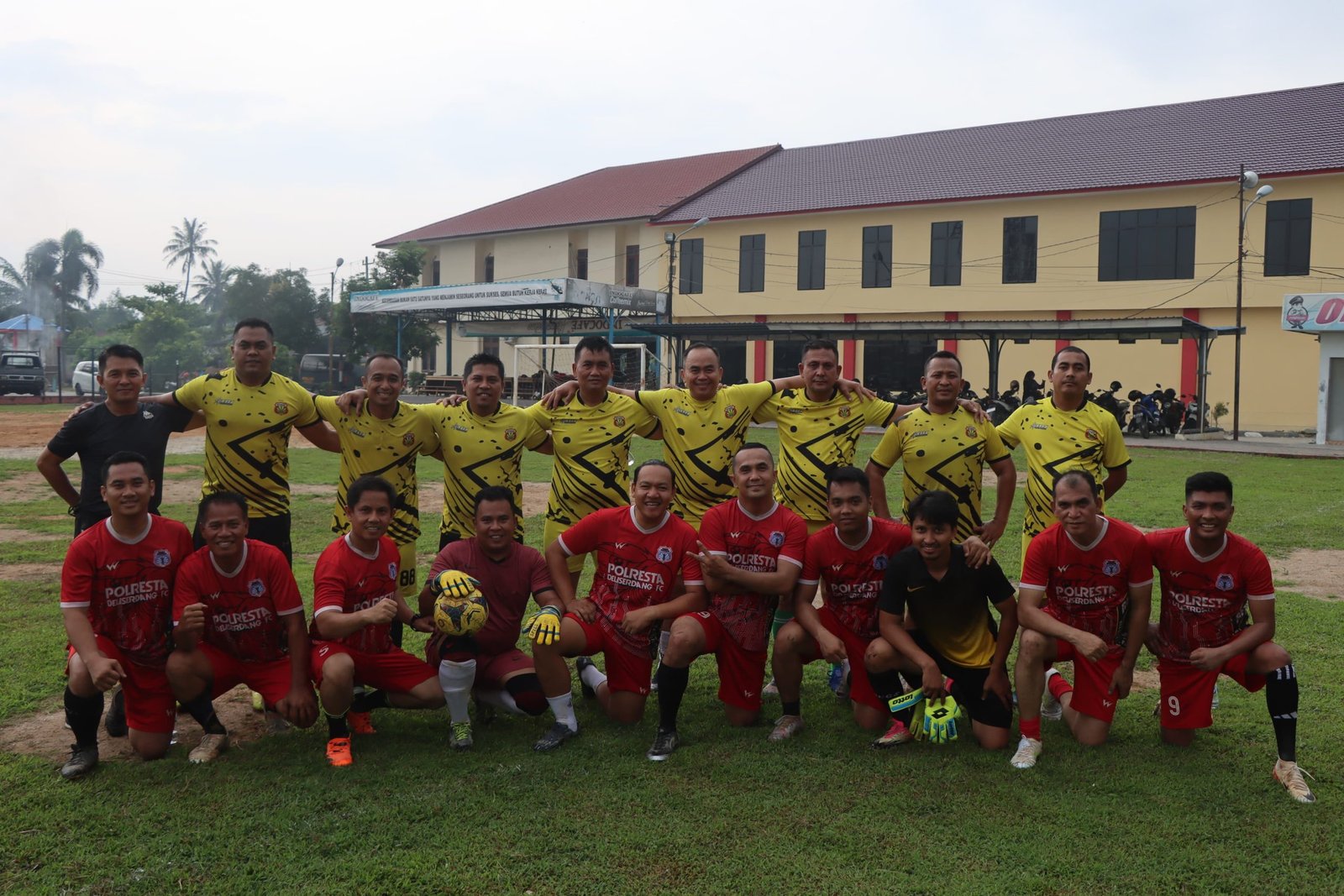 Pertandingan Exsibhisi Sepak Bola Antara All Track FC Polresta DS VS Sat Narkoba