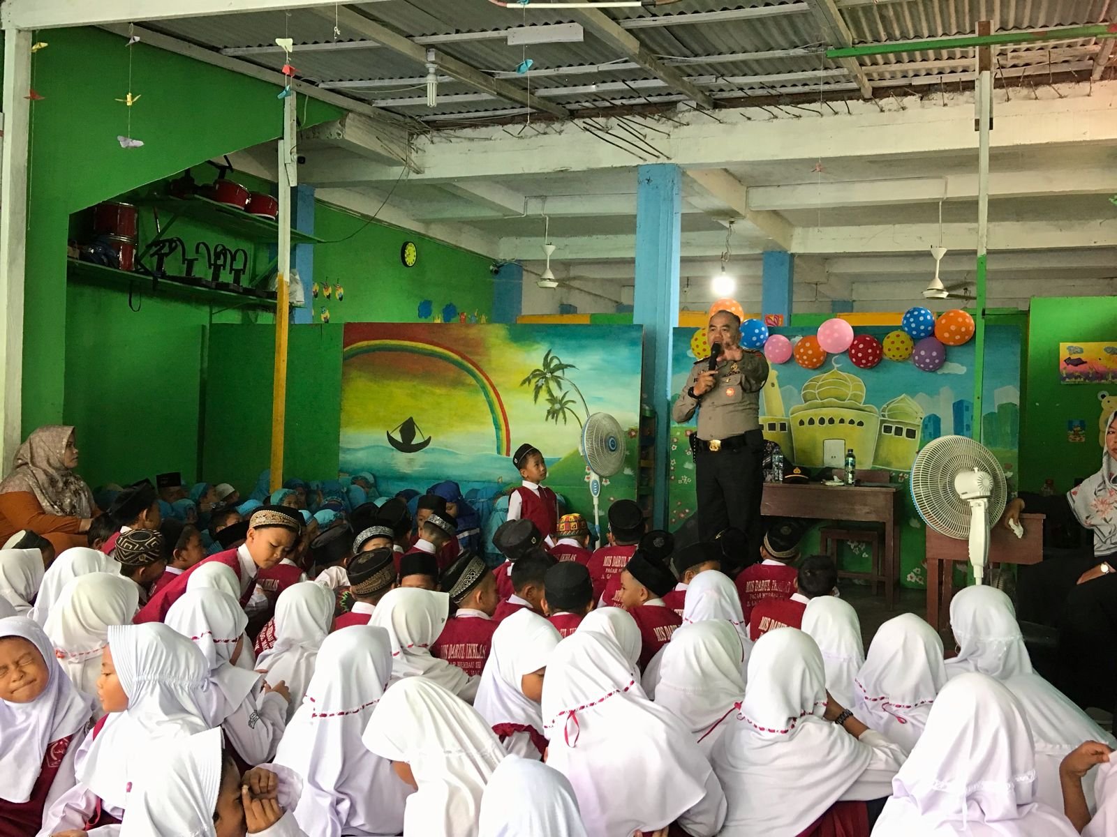 Kapolsek Lubuk Pakam Kunjungi MIS Darul Ikhlas, Lakukan Sosialisasi Tentang Bullying