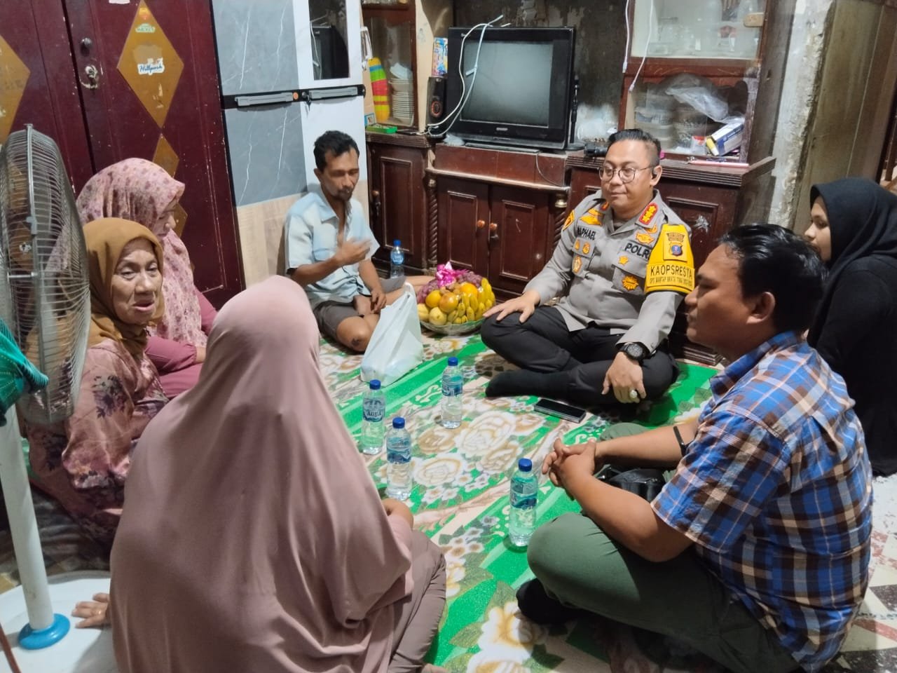 Kapolresta Deli Serdang Berikan Talih Asih Kepada Korban Pengeroyokan