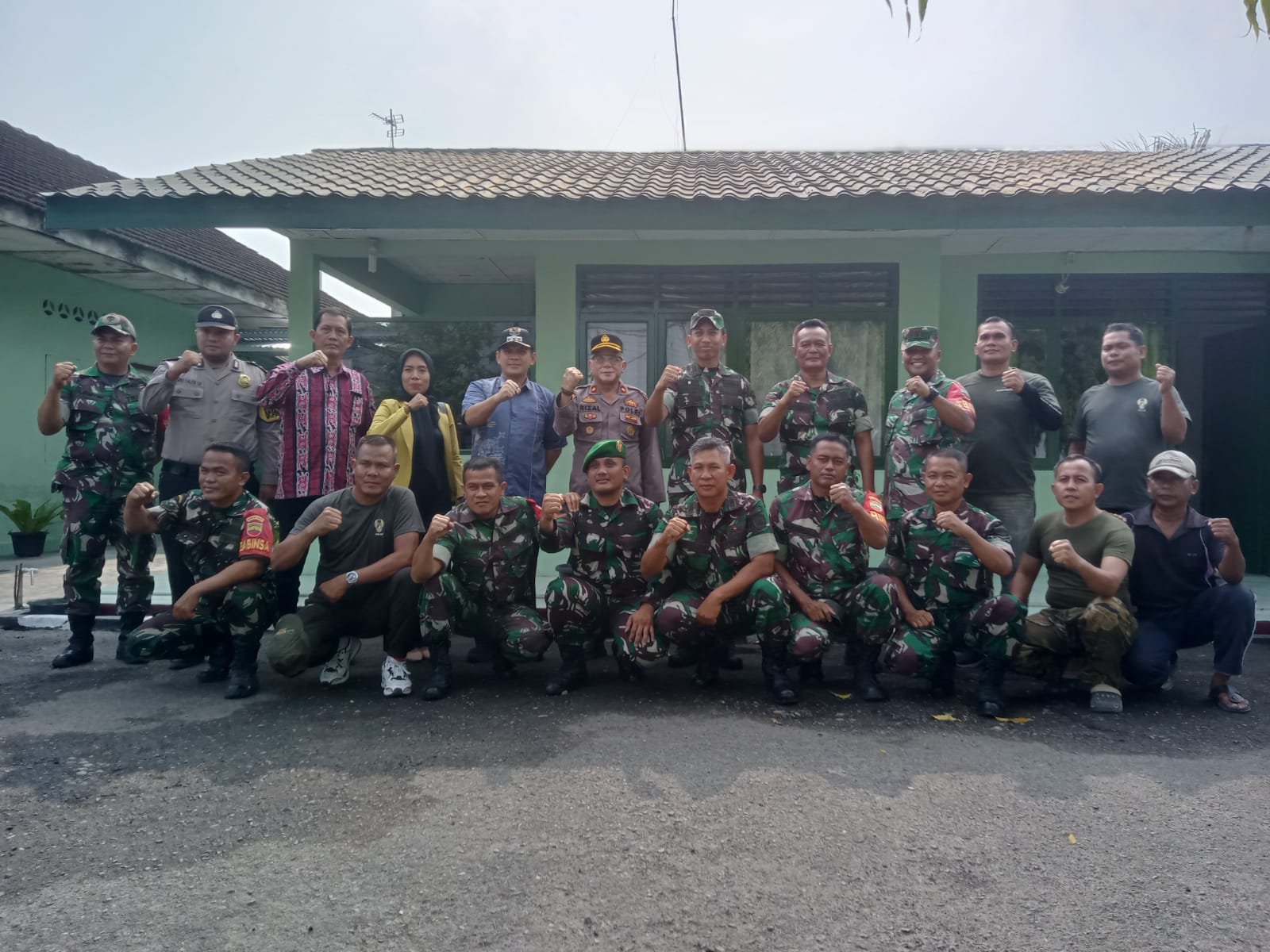 Tinjau Renovasi Koramil 0204-05/BK, Dandim Ingatkan Prajurit Waspadai Penipuan Atas Nama Dirinya Tinjau Renovasi Koramil 0204-05/BK, Dandim Ingatkan Prajurit Waspadai Penipuan Atas Nama Dirinya