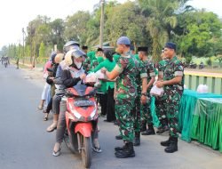 Batalyon Infanteri 121/MK Beserta Persit Kartika Chandra Kirana Cabang XX Yonif 121 PD I/BB Bagi Bagi Takjil