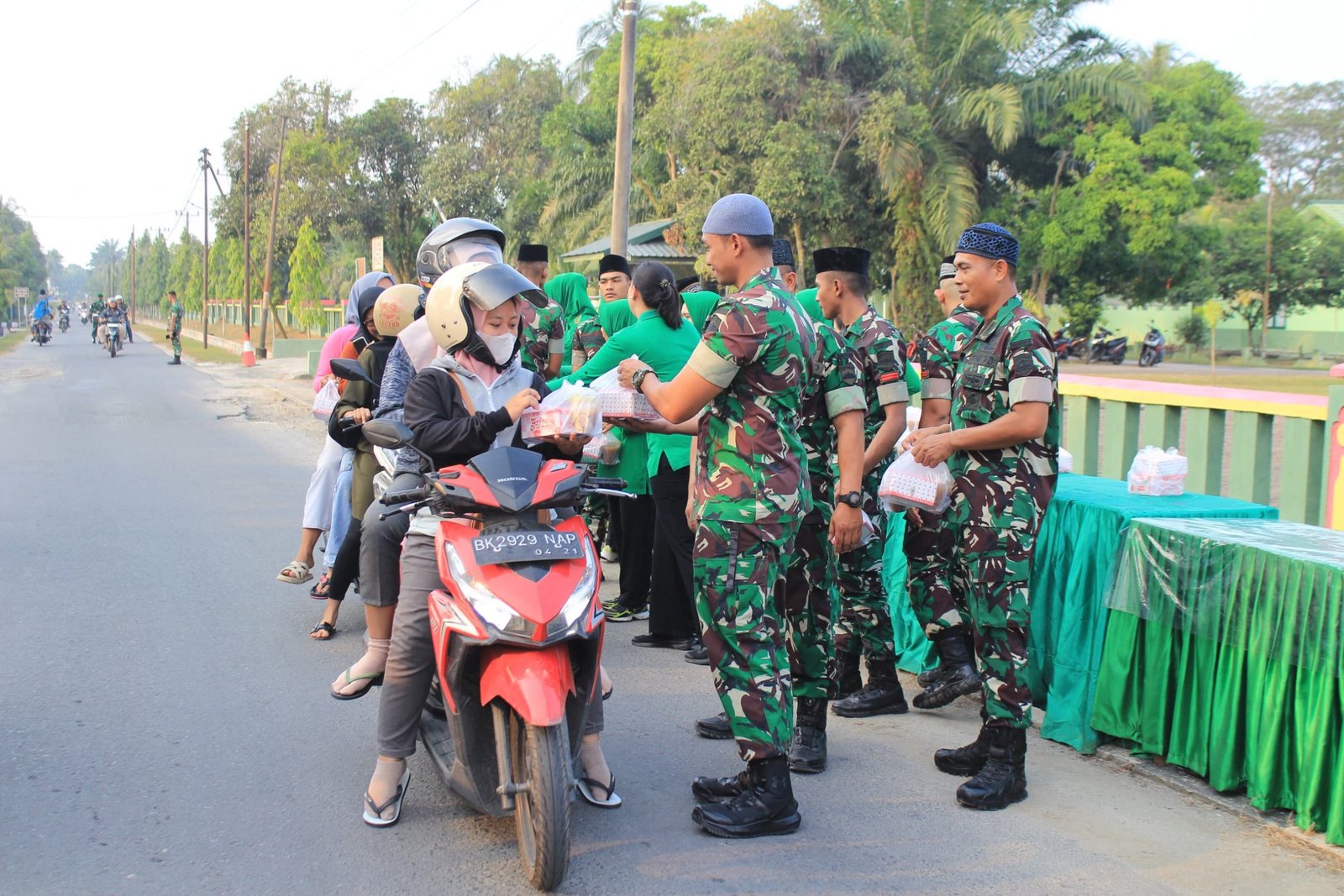 Batalyon Infanteri 121/MK Beserta Persit Kartika Chandra Kirana Cabang XX Yonif 121 PD I/BB Bagi Bagi Takjil