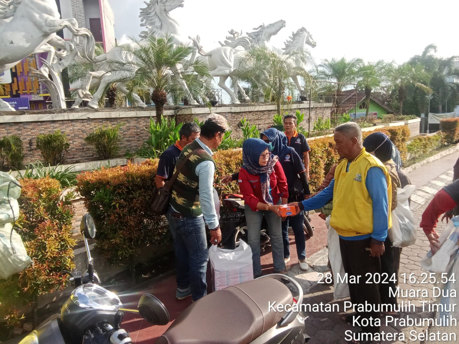 Korwil IWO-I Sumatera Selatan serta jajaranya, berbagi Takjil. Korwil IWO-I Sumatera Selatan serta jajaranya, berbagi Takjil.