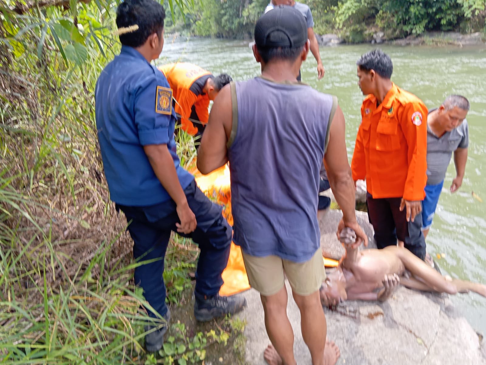 Anak SD Ditemukan Tewas Hanyut Di Sungai Anak SD Ditemukan Tewas Hanyut Di Sungai