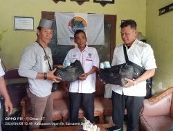 Ketua Ikatan Wartawan Online Indonesia (IWO.I) Ogan Ilir, Yasandi Bagikan Bingkisan Untuk Anggota