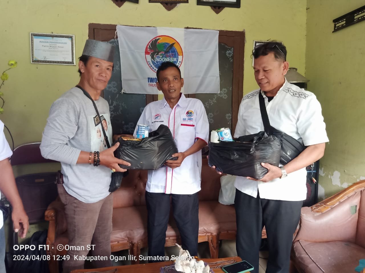 Ketua Ikatan Wartawan Online Indonesia (IWO.I) Ogan Ilir, Yasandi Bagikan Bingkisan Untuk Anggota