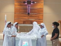 Misionaris Polandia Yang Suka Berkain Sarung dan Berpeci, Kini telah Tiada
