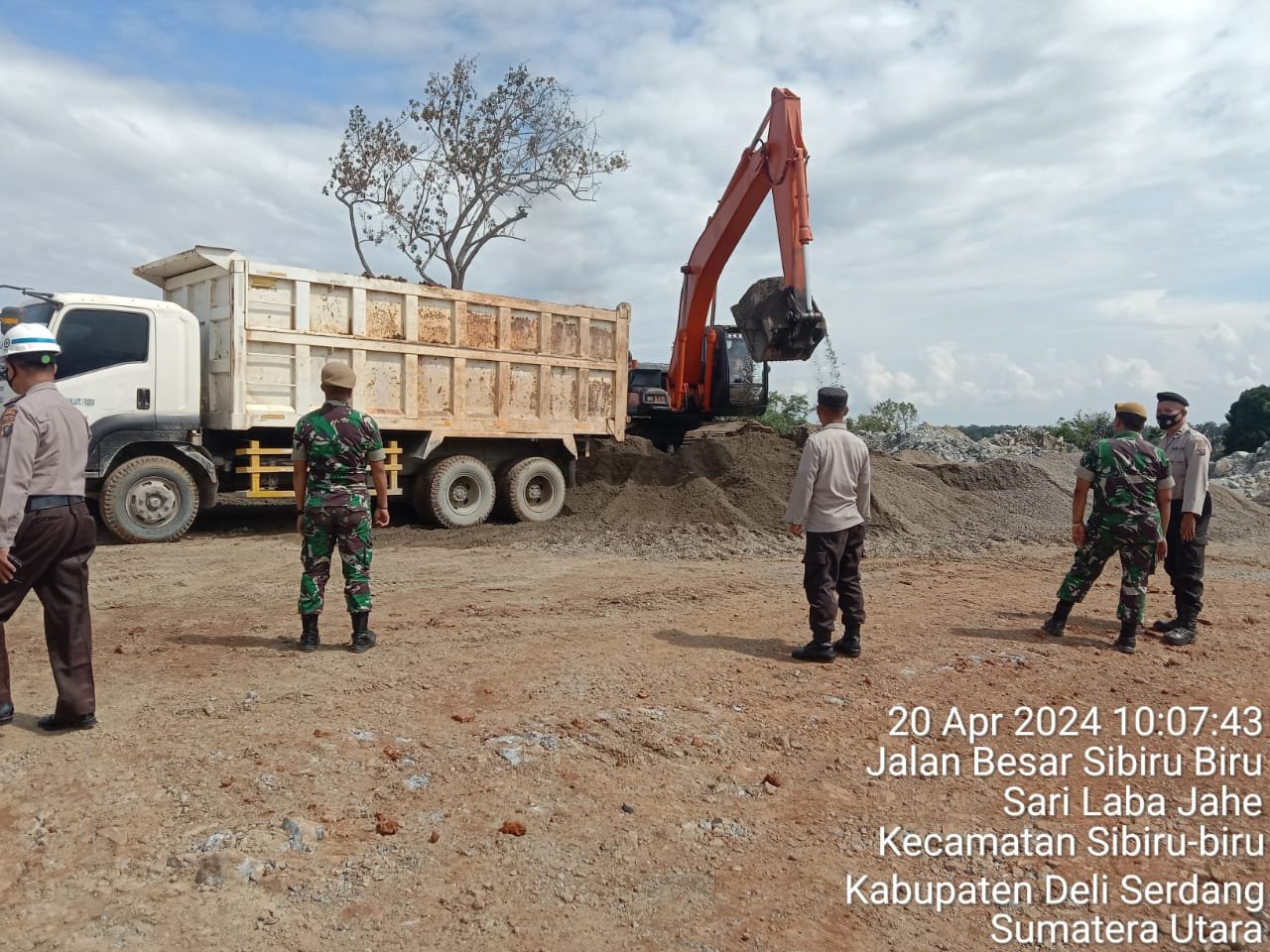 Polresta Deli Serdang Bersama TNI Amankan Jalur Lintas Truk Pengangkutan Material Bendungan Lau Simeme Polresta Deli Serdang Bersama TNI Amankan Jalur Lintas Truk Pengangkutan Material Bendungan Lau Simeme