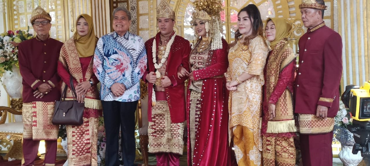 Fitriana/Pingky Mewakili Heri Amalindo, Hadiri Pernikahan Warga di Lemabang Fitriana/Pingky Mewakili Heri Amalindo, Hadiri Pernikahan Warga di Lemabang