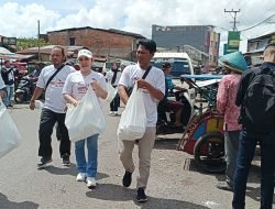 Tim Cagub Relawan Pro Heri Amalindo Bagi Nasi Kotak Ke warga Pasar Lemabang