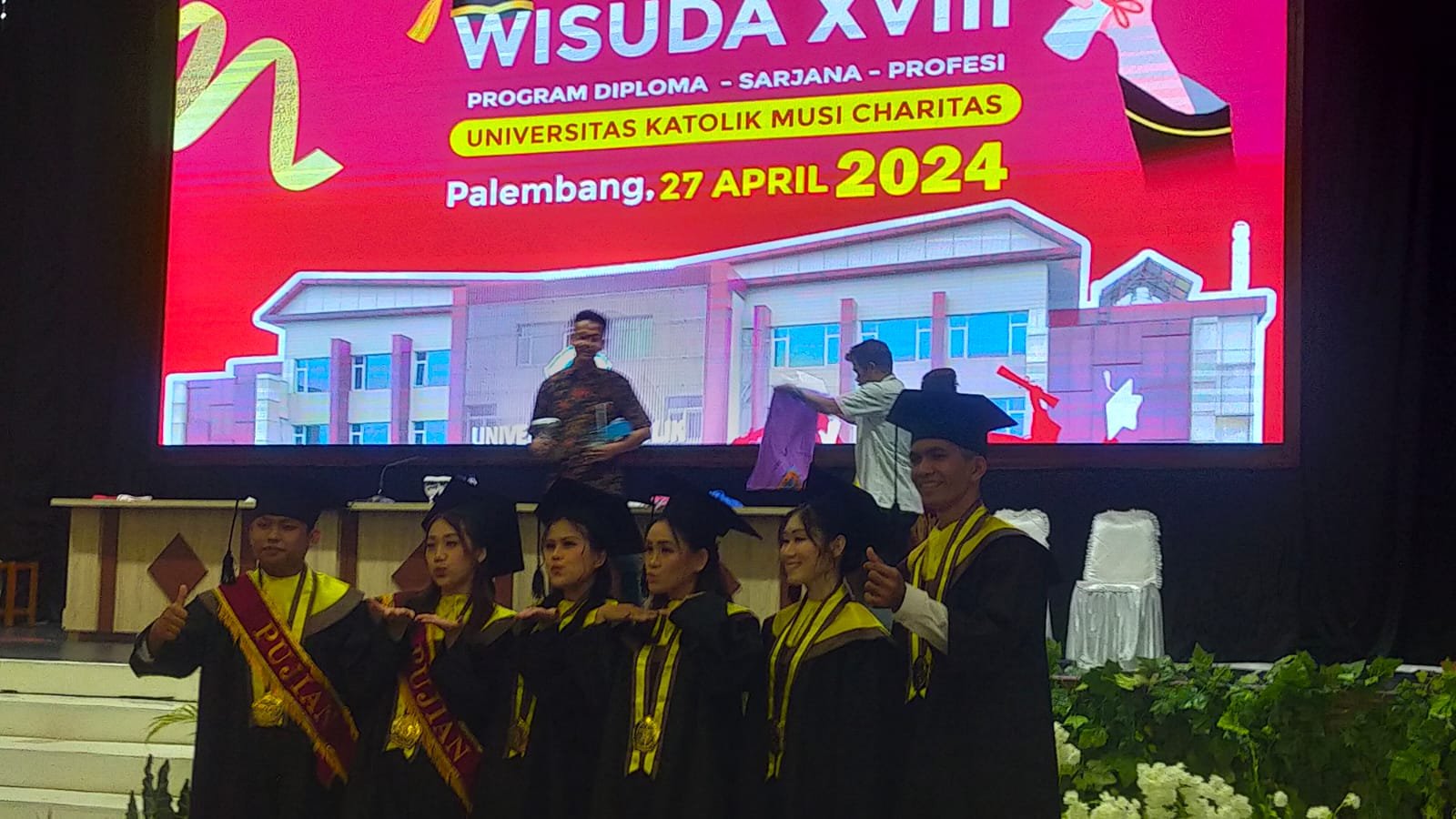 190 Wisudawan UKMC Diharapkan Menjadi Pribadi Yang Bermartabat, Unggul, dan penuh Cinta Kasih