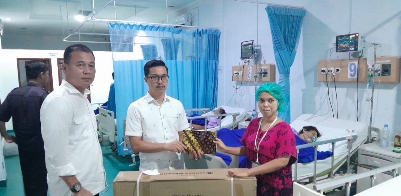 Wakapolri Komjen Agus Andrianto.SH.MH Berikan Bantuan Kursi Roda Dan Sembako Kepada Ibu Nuraini Yang Dirawat Di ICU Rs Bina Kasih Sunggal