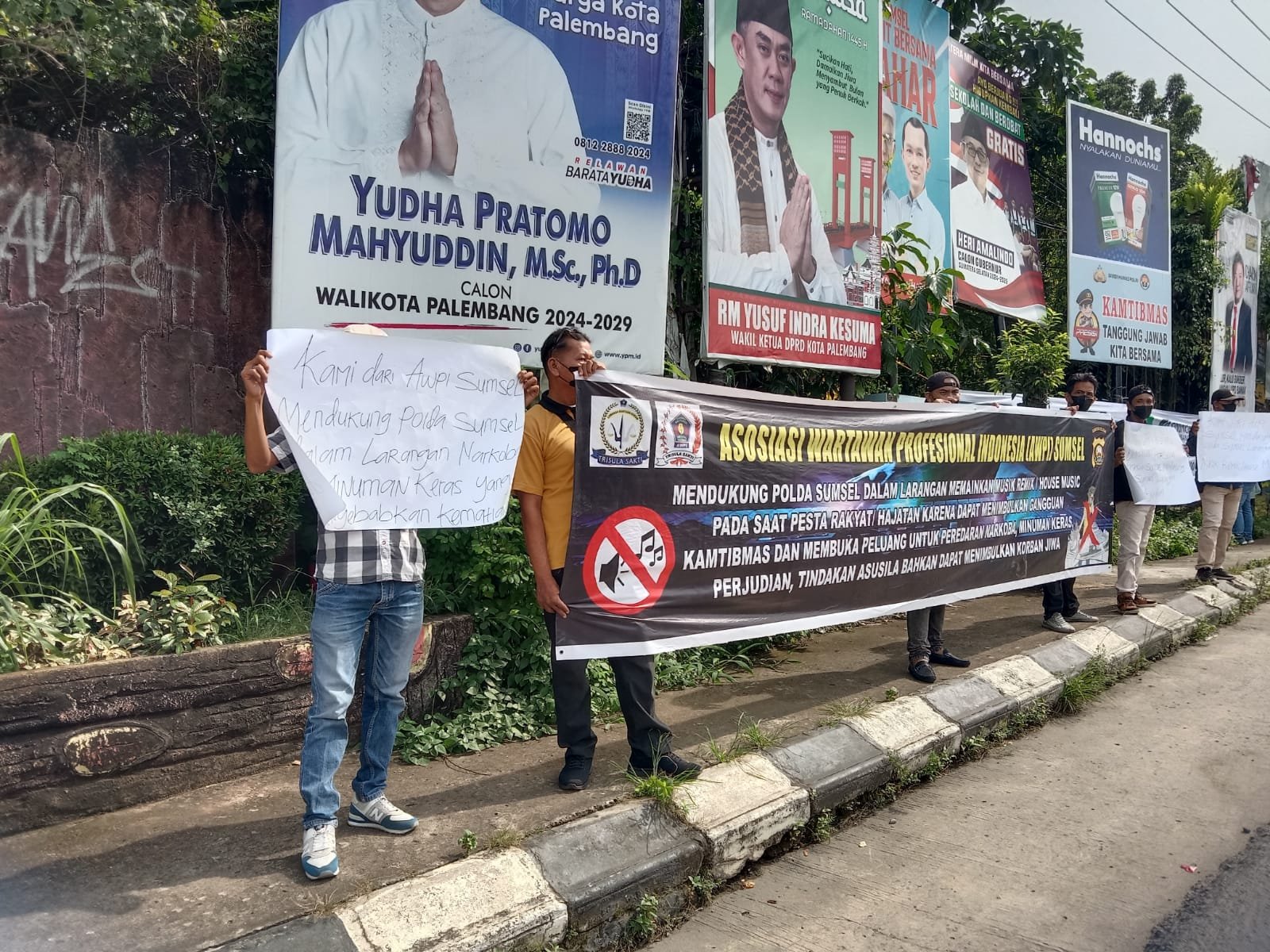 Awpi Sumsel Gelar Aksi Damai Mendukung Upaya Kapolda Sumsel Irjen Pol A Rachman Wibowo Memberikan Larangan Memutar Musik Remix. Awpi Sumsel Gelar Aksi Damai Mendukung Upaya Kapolda Sumsel Irjen Pol A Rachman Wibowo Memberikan Larangan Memutar Musik Remix.