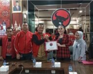 Fitriana Mengembalikan Berkas Pendaftaran Bacawako Palembang di kantor DPC PDI Perjuangan