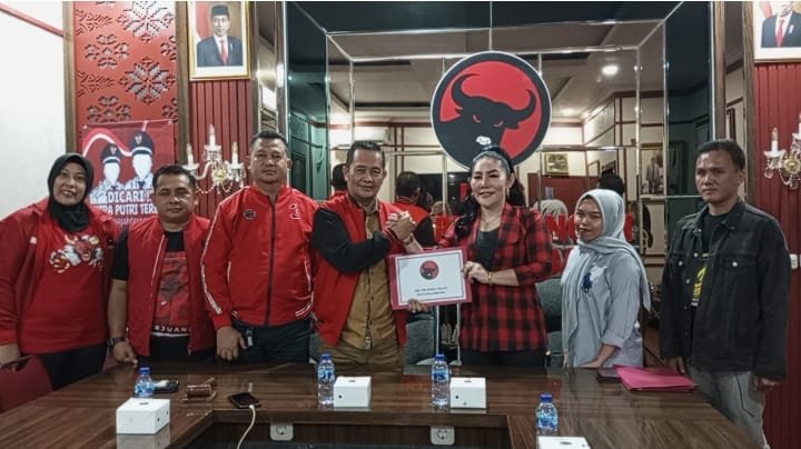 Fitriana Mengembalikan Berkas Pendaftaran Bacawako Palembang di kantor DPC PDI Perjuangan