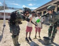 Satgas Buaya Putih Edukasi Kebersihan Anak Pedalaman Mulai Dengan Cuci Tangan