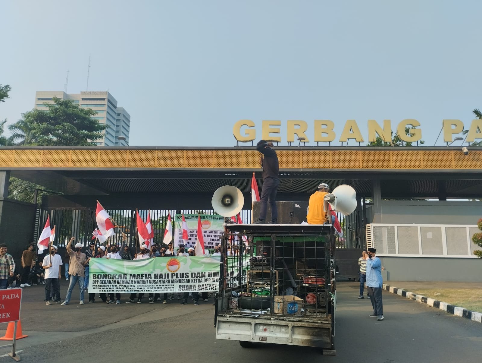 GDN-Nusa Demo di DPR Minta Ketua DPR RI dan Pimpinan Bentuk Pansus Dugaan Korupsi Alokasi Haji Plus dan Umroh 2024 