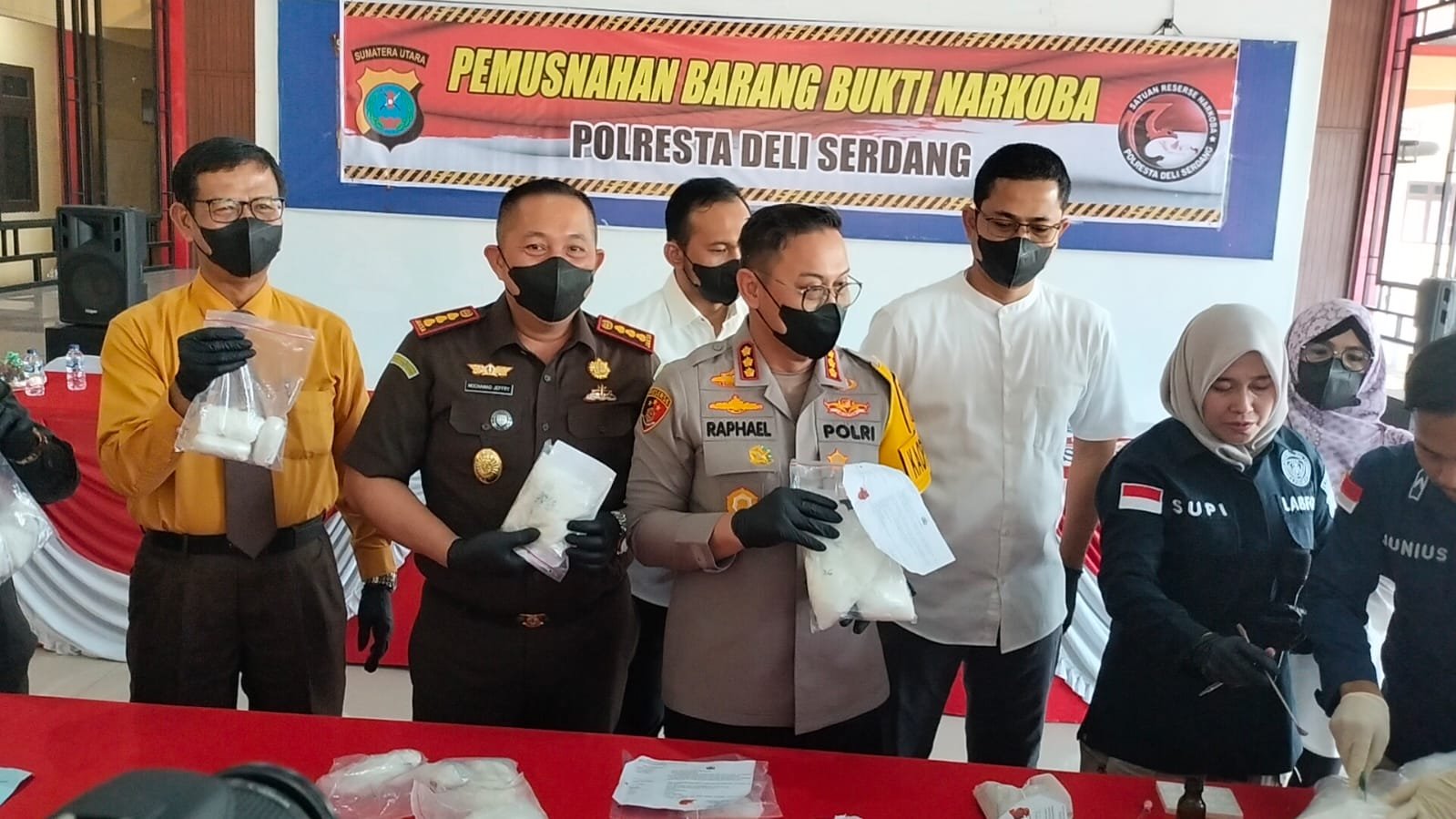 Polresta Deli Serdang Musnakan Barang Bukti Sabu, Amankan 13 Tersangka
