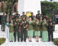 Dalam rangka Memperingati HUT Yonif 121/MK, Danyonif 121/MK Letkol Inf Medwin Sangkakala, S.Sos., M.Han Beserta Ibu ketua Persit KCK Cabang XX Yonif 121 PD I/Bukit Barisan Melaksanakan Ziarah Rombongan Ke Taman Makam Pahlawan Lubuk Pakam