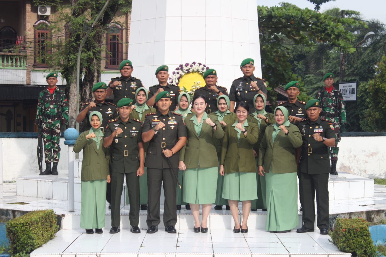 Dalam rangka Memperingati HUT Yonif 121/MK, Danyonif 121/MK Letkol Inf Medwin Sangkakala, S.Sos., M.Han Beserta Ibu ketua Persit KCK Cabang XX Yonif 121 PD I/Bukit Barisan Melaksanakan Ziarah Rombongan Ke Taman Makam Pahlawan Lubuk Pakam Dalam rangka Memperingati HUT Yonif 121/MK, Danyonif 121/MK Letkol Inf Medwin Sangkakala, S.Sos., M.Han Beserta Ibu ketua Persit KCK Cabang XX Yonif 121 PD I/Bukit Barisan Melaksanakan Ziarah Rombongan Ke Taman Makam Pahlawan Lubuk Pakam