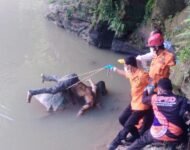Mayat Pria Hanyut, Ditemukan Sangkut Dibatu