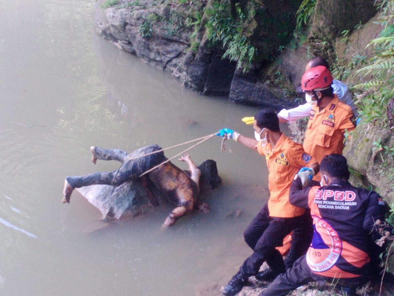 Mayat Pria Hanyut, Ditemukan Sangkut Dibatu