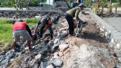 Gotong Royong Membangun Talud Jalan
