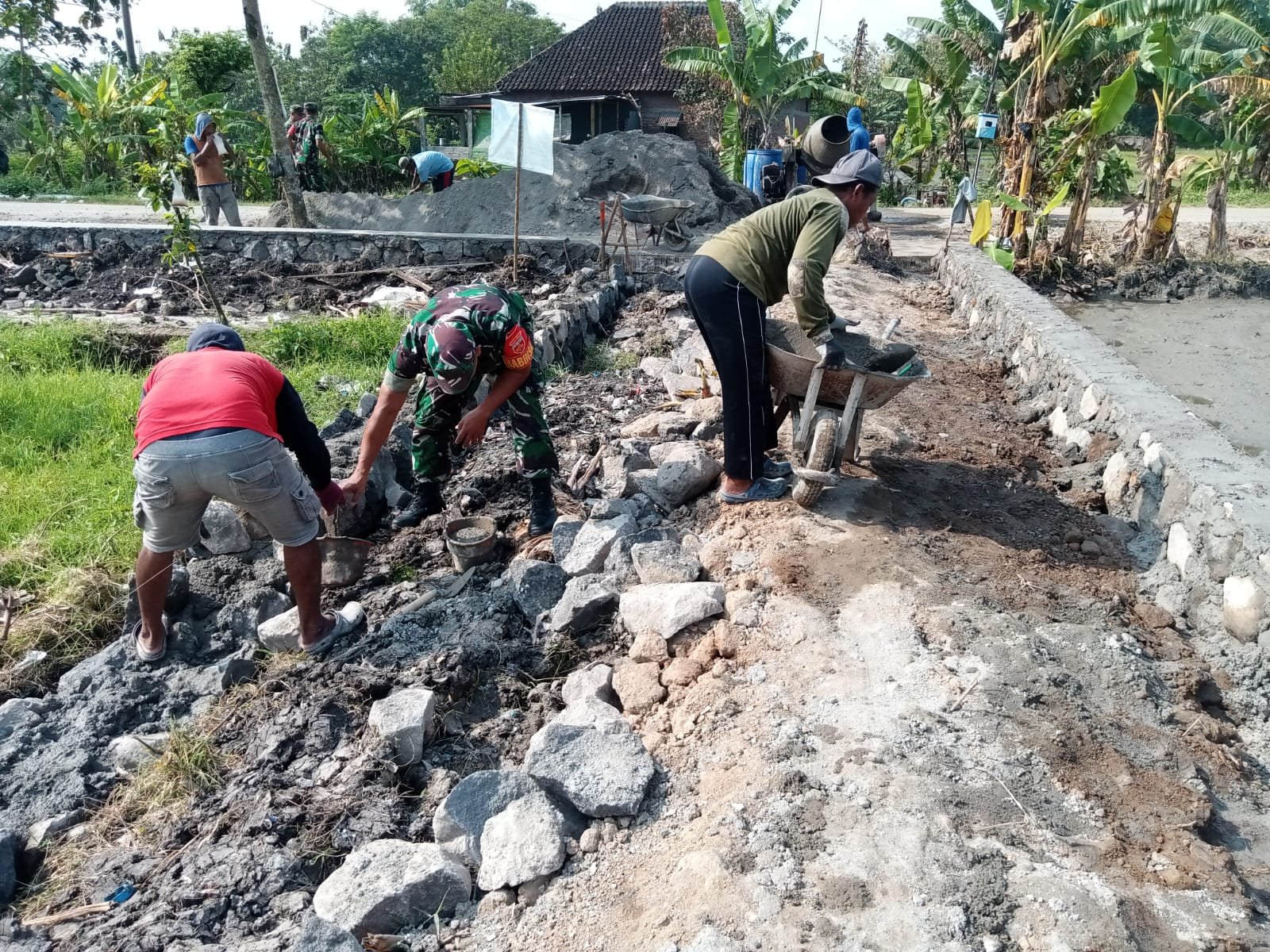 Gotong Royong Membangun Talud Jalan