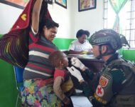Sinergi Satgas Yonif 323 Bersama Puskesmas Sinak Gelar Imunisasi Polio