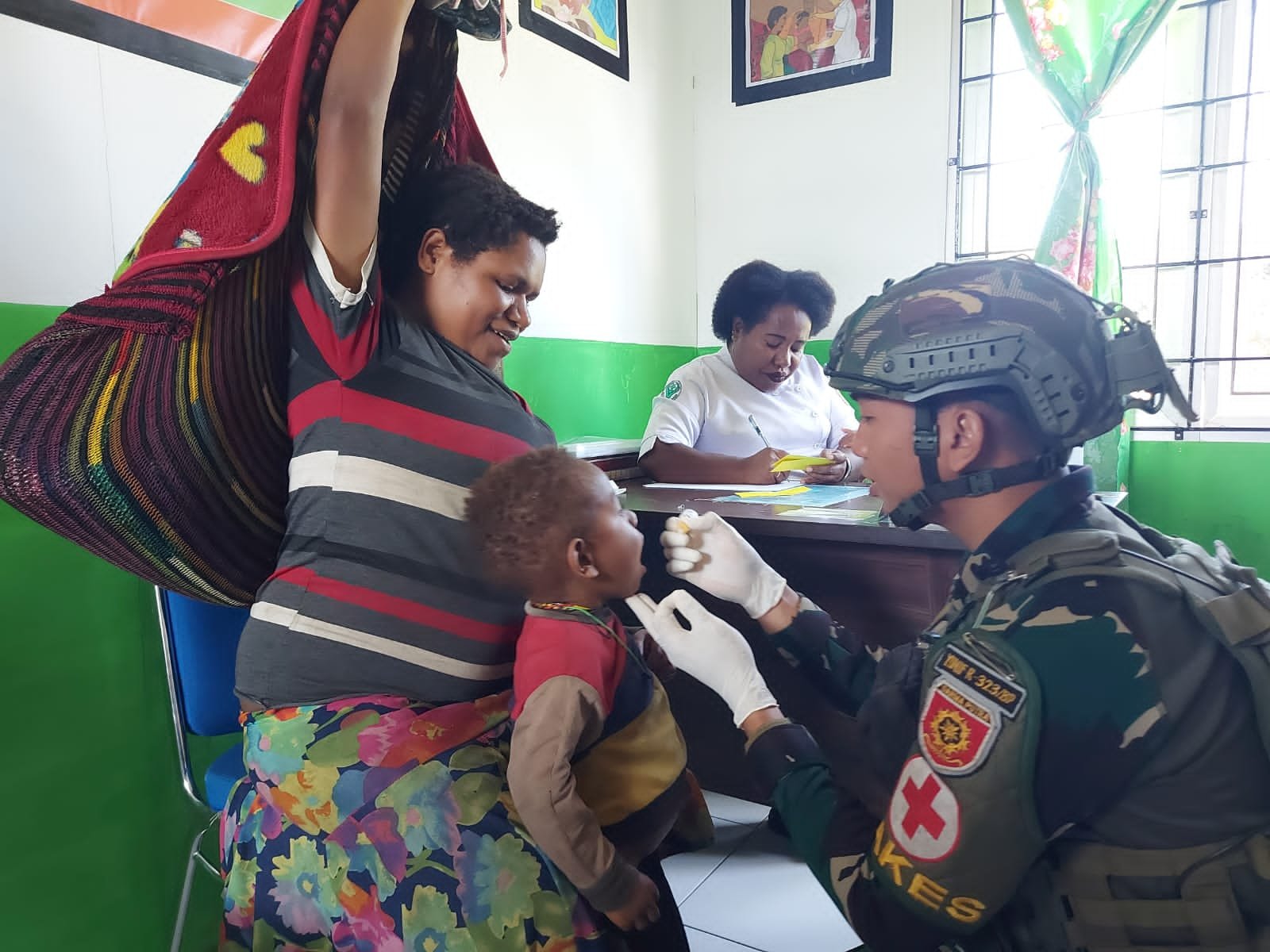 Sinergi Satgas Yonif 323 Bersama Puskesmas Sinak Gelar Imunisasi Polio