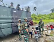 Komsos TNI Marinir Disambut Gembira Warga Maruku
