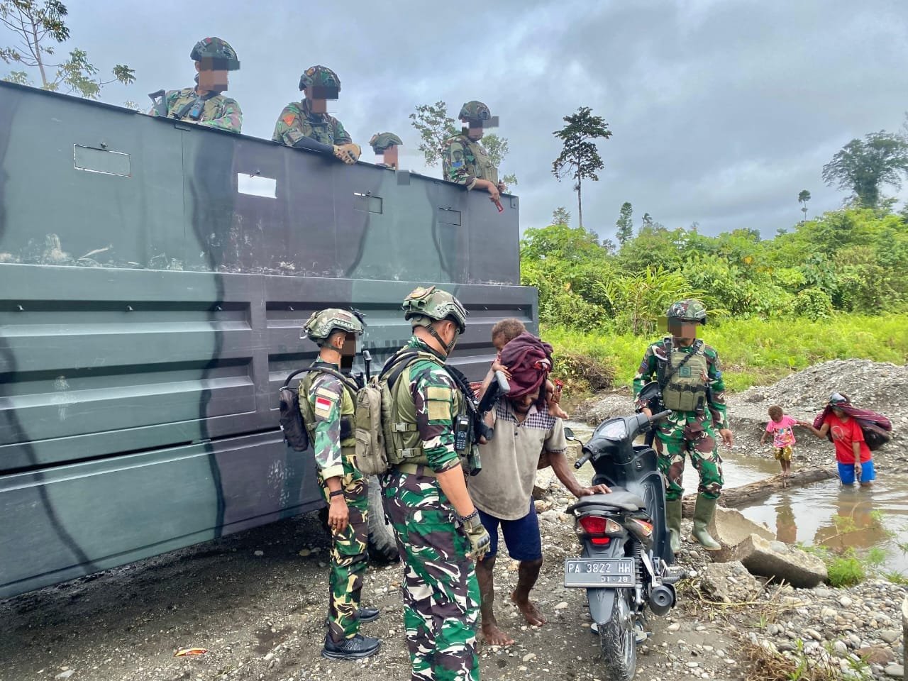 Komsos TNI Marinir Disambut Gembira Warga Maruku