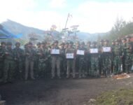 Satgas Yonif 323 Buaya Putih Bagikan Bendera Merah Putih Dan Sembako Untuk Masyarakat