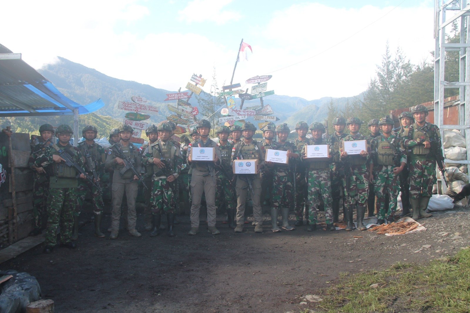 Satgas Yonif 323 Buaya Putih Bagikan Bendera Merah Putih Dan Sembako Untuk Masyarakat Satgas Yonif 323 Buaya Putih Bagikan Bendera Merah Putih Dan Sembako Untuk Masyarakat