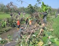 Kodim 0726/Sukoharjo Gelar Karya Bakti TNI-Polri Di sungai Desa Kragilan