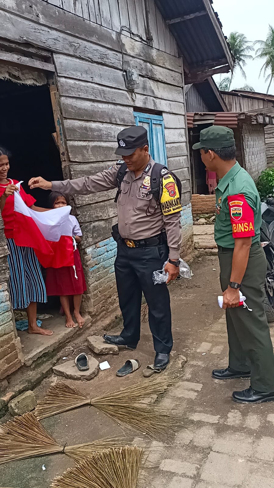 Semarakkan HUT RI Ke 79, Bhabinkamtibmas jajaran Polresta Deli Serdang Bagikan Bendera Merah Putih Kepada Warga Desa Binaannya