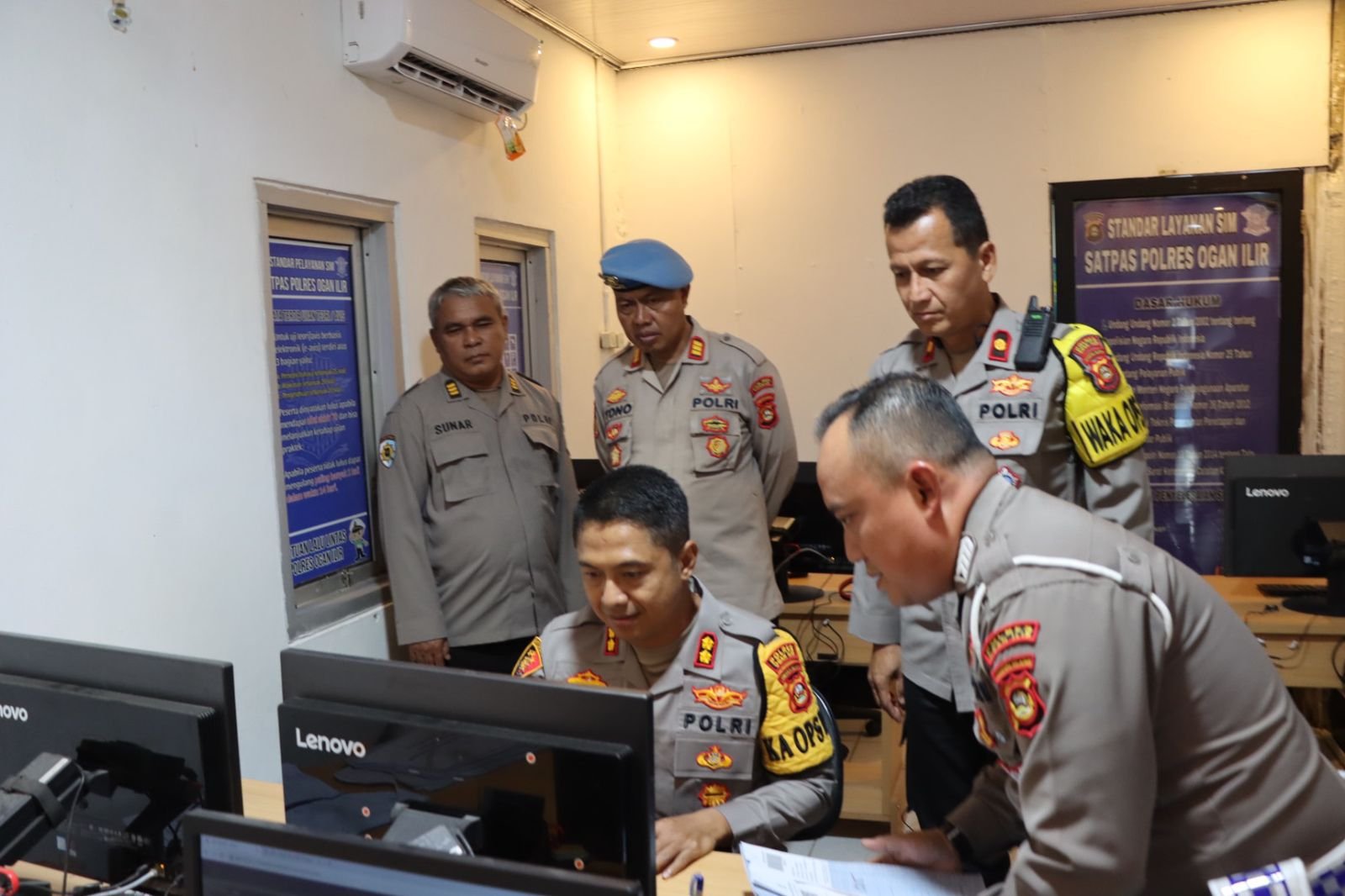 Pastikan Pelayanan dan Penerbitan SIM Berjalan Sesuai SOP Kapolres Ogan Ilir Cek Proses Registrasi dan Cetak SIM Pastikan Pelayanan dan Penerbitan SIM Berjalan Sesuai SOP Kapolres Ogan Ilir Cek Proses Registrasi dan Cetak SIM