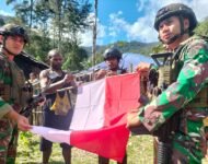 Sambut HUT RI Ke-79 Satgas Yonif 323 Buaya Putih Kibarkan Bendera Bersama Masyarakat