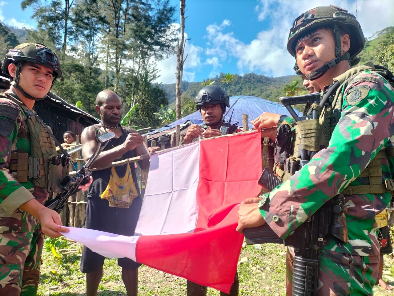 Sambut HUT RI Ke-79 Satgas Yonif 323 Buaya Putih Kibarkan Bendera Bersama Masyarakat Sambut HUT RI Ke-79 Satgas Yonif 323 Buaya Putih Kibarkan Bendera Bersama Masyarakat