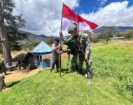 Bangkitkan Semangat Nasionalisme, Pos Gome Satgas Yonif 323 Buaya Putih Pasang Bendera Bersama Masyarakat