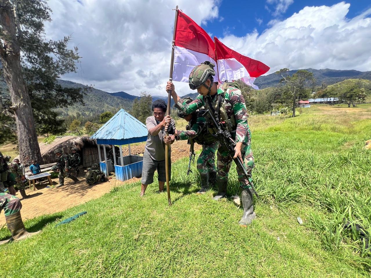 Bangkitkan Semangat Nasionalisme, Pos Gome Satgas Yonif 323 Buaya Putih Pasang Bendera Bersama Masyarakat
